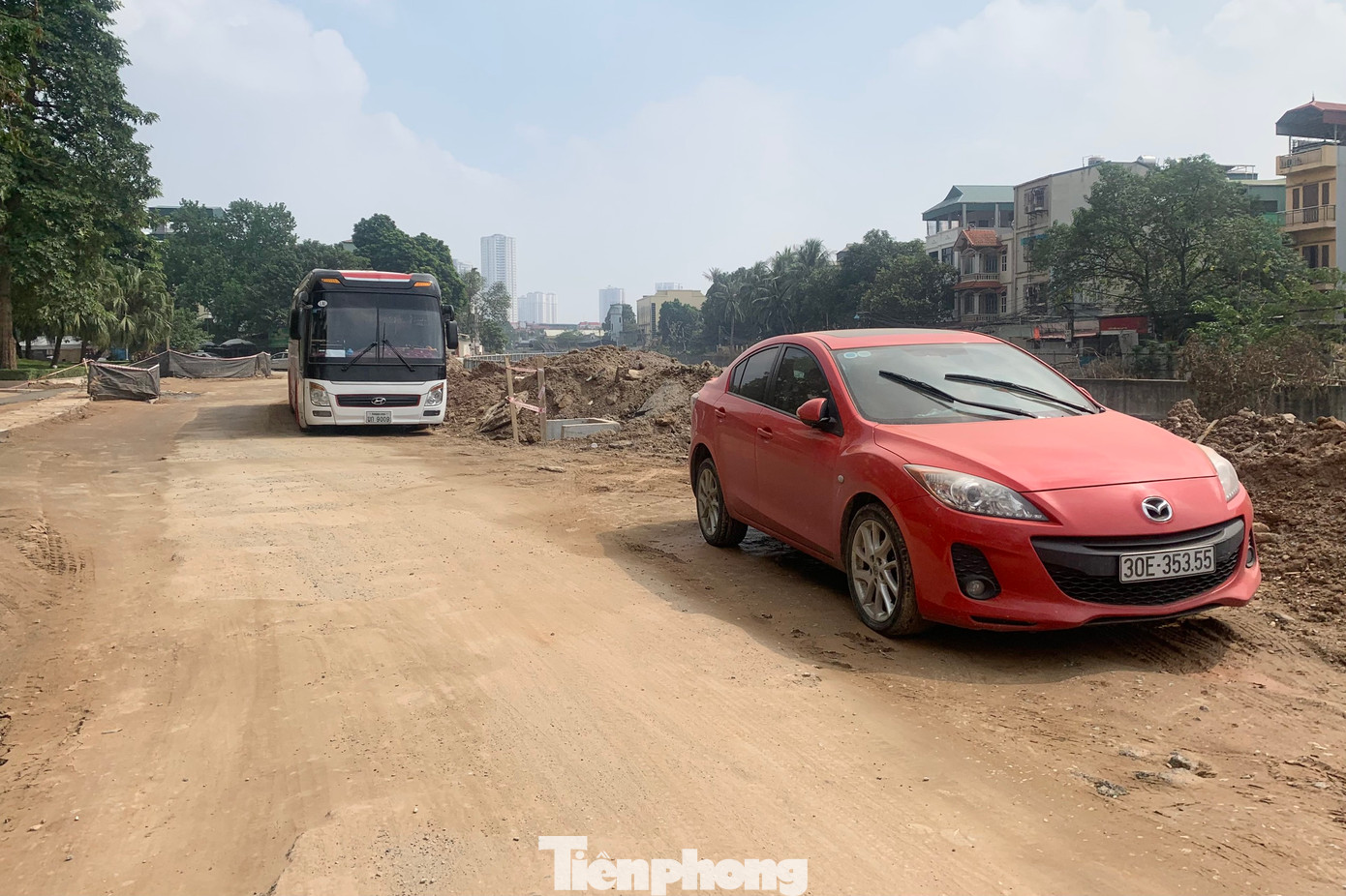 Ô tô đỗ ngay giữa lòng đường, chắn 1/2 đường di chuyển của người dân.