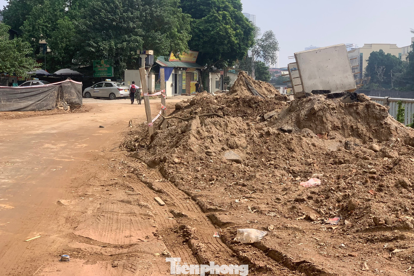 Dọc công trường đều không có biển báo, rào chắn và hệ thống chiếu sáng, gây mất an toàn giao thông.