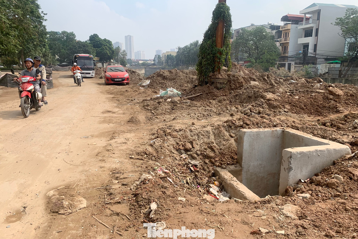 Tuyến đường đang được đào xới nửa chừng, hơn 1/2 đường đều là đất đá ngổn ngang gây mất mỹ quan đô thị.