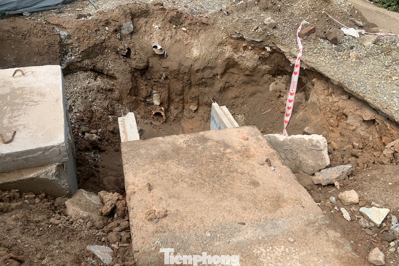 Nhiều hố sâu tiềm ẩn nguy cơ gây mất an toàn giao thông cho người đi đường.