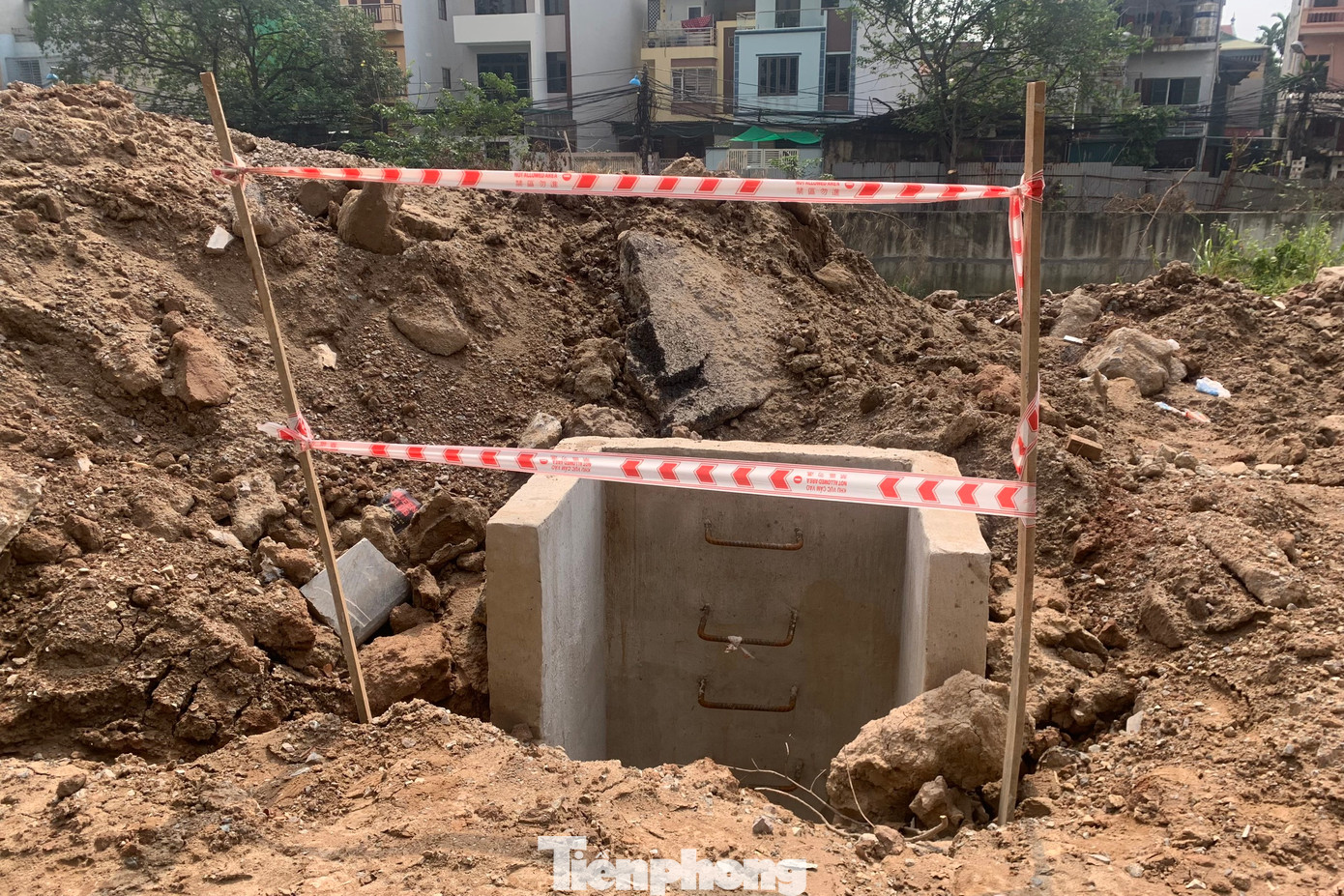 Một hố sâu được rào chắn tạm bợ.