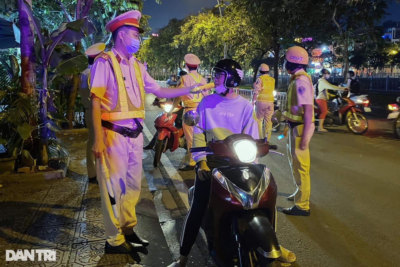 Đội CSGT - Trật tự Công an quận 1 kiểm tra nồng độ cồn tài xế trên đường Hoàng Sa (Ảnh: An Huy). Đội CSGT - Trật tự Công an quận 1 kiểm tra nồng độ cồn tài xế trên đường Hoàng Sa (Ảnh: An Huy).