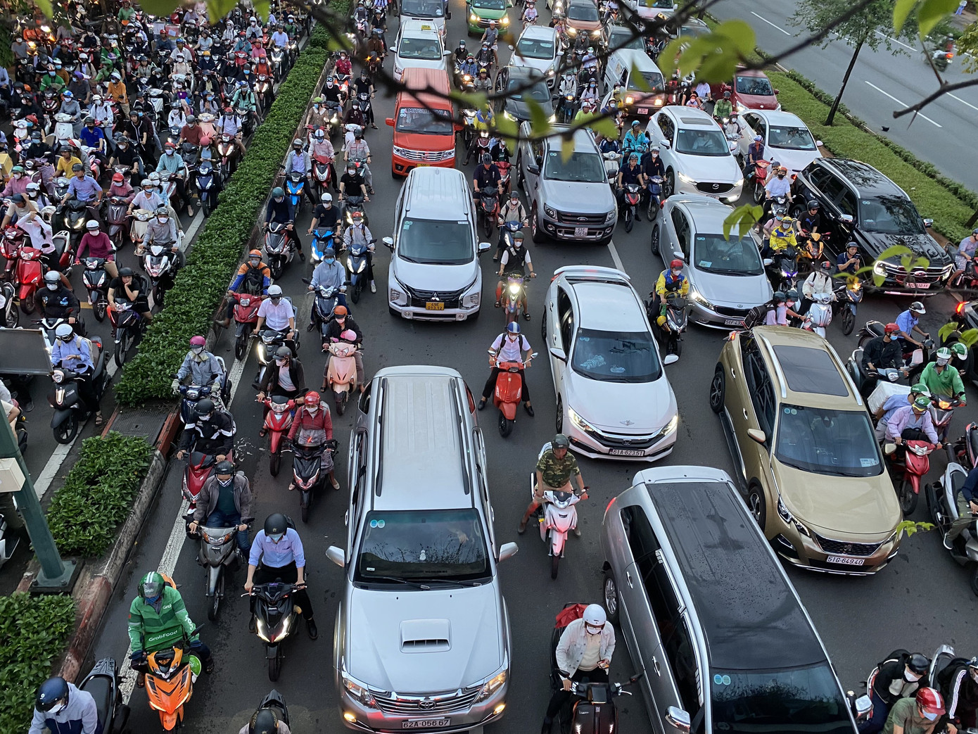 Xe máy chen giữa dòng ô tô.