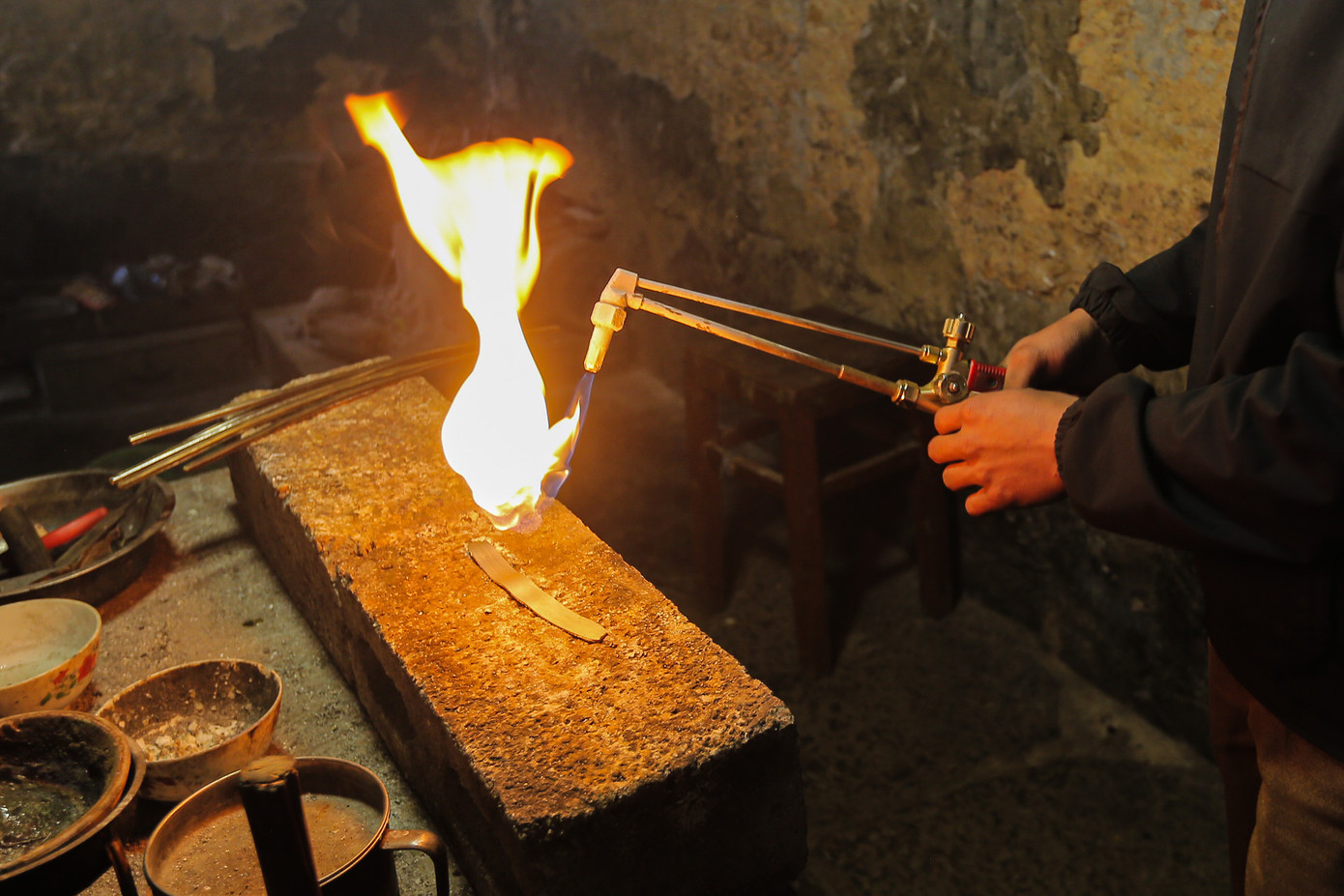 Công đoạn khò nung chảy bạc để tạo khung hình.