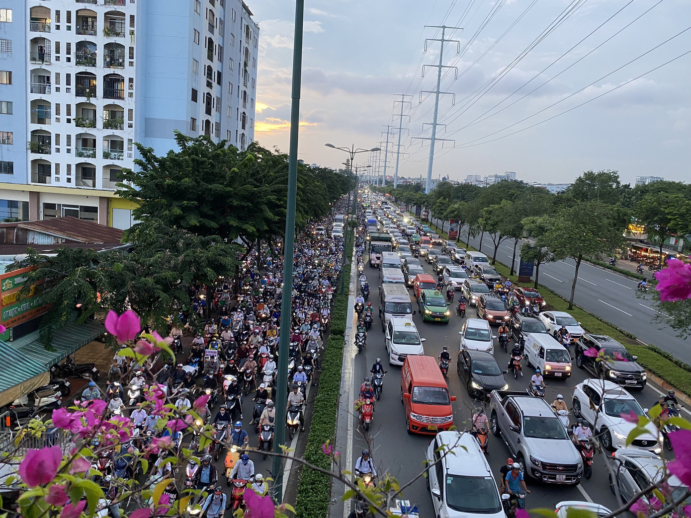 Chiều 9/11, tuyến đường Phạm Văn Đồng theo hướng sân bay Tân Sơn Nhất đi TP Thủ Đức xảy ra vụ ùn tắc giao thông nghiêm trọng.