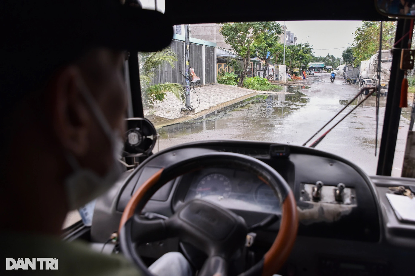 Ông Lương Thành Công (58 tuổi), tài xế xe buýt chia sẻ: ''Tuyến xe buýt số 29 (Bến phà Cát Lái - Chợ nông sản Thủ Đức), ngày nào cũng qua đây, khoảng 15 phút một chuyến. Đi qua đây ớn lắm, "ổ gà, ổ voi" đầy đường. Hành khách cũng kêu hoài mà có làm được gì, mong chính quyền vào cuộc sửa chữa để người dân đi lại thuận tiện''. Ông Lương Thành Công (58 tuổi), tài xế xe buýt chia sẻ: ''Tuyến xe buýt số 29 (Bến phà Cát Lái - Chợ nông sản Thủ Đức), ngày nào cũng qua đây, khoảng 15 phút một chuyến. Đi qua đây ớn lắm, "ổ gà, ổ voi" đầy đường. Hành khách cũng kêu hoài mà có làm được gì, mong chính quyền vào cuộc sửa chữa để người dân đi lại thuận tiện''.