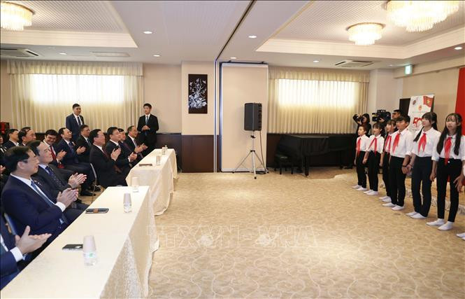 Chủ tịch nước Võ Văn Thưởng xem các học sinh biểu diễn văn nghệ chào mừng. (Ảnh: Thống Nhất/TTXVN)