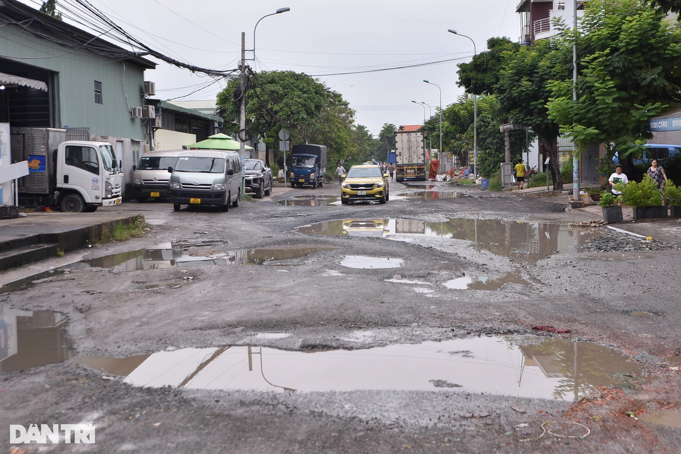 Theo ghi nhận của phóng viên Dân trí, tuyến đường xuất hiện hàng loạt "hố bom" nằm án ngữ giữa đường. Mặc dù trời nắng nhưng các "hố bom" vẫn ứ đọng nước khiến việc đi lại của người dân gặp nhiều khó khăn. Theo ghi nhận của phóng viên Dân trí, tuyến đường xuất hiện hàng loạt "hố bom" nằm án ngữ giữa đường. Mặc dù trời nắng nhưng các "hố bom" vẫn ứ đọng nước khiến việc đi lại của người dân gặp nhiều khó khăn.