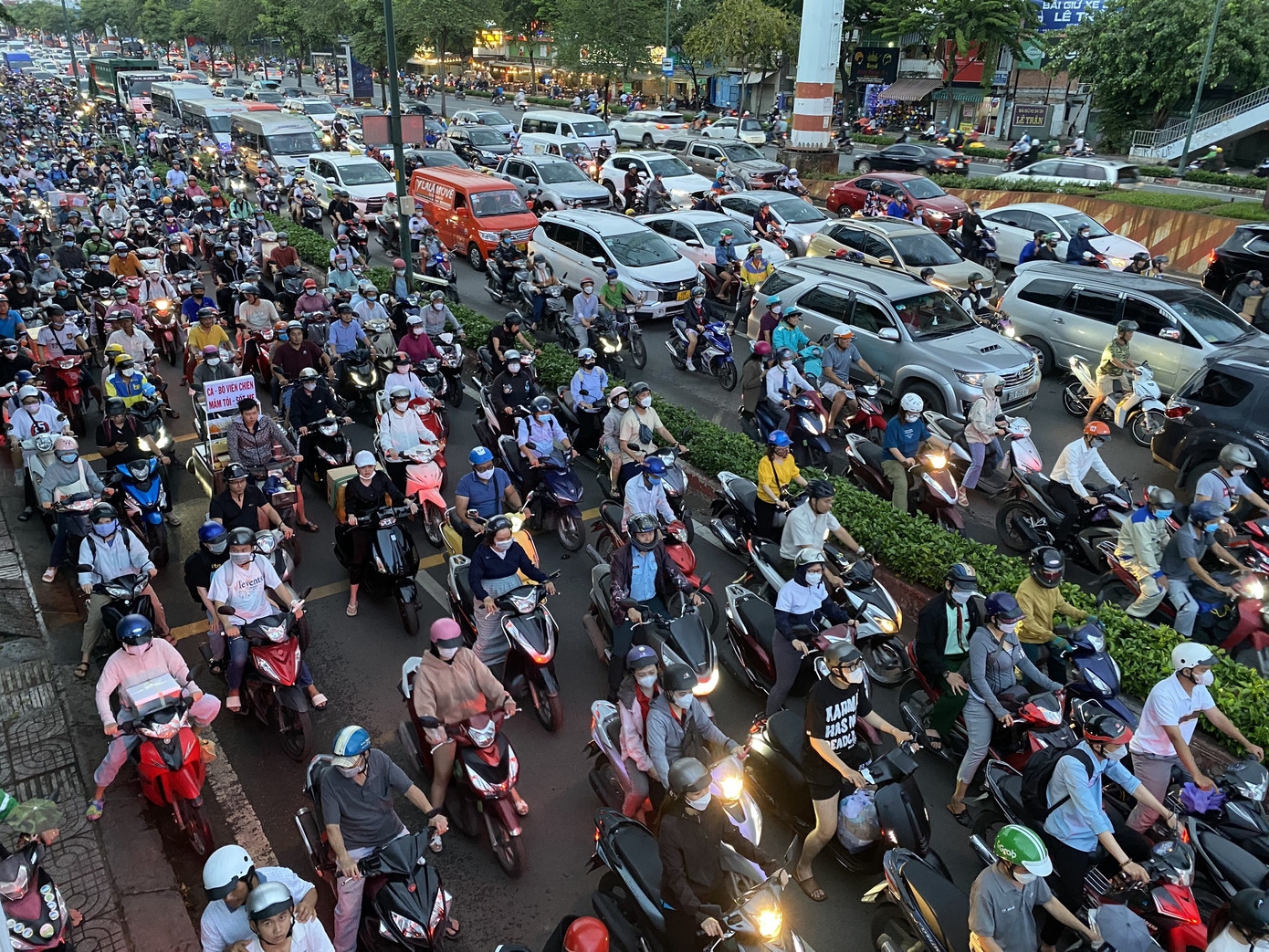 Tuyến đường Phạm Văn Đồng là cửa ngõ huyết mạch của TP.HCM nên có lưu lượng phương tiện đông. Do vụ tai nạn xảy ra vào giờ cao điểm, khiến giao thông ùn tắc nghiêm trọng, kéo dài.