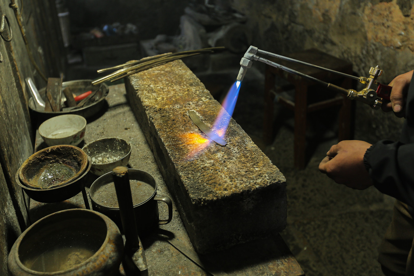 Người thợ chạm bạc là người phải kiên trì, cần cù, phấn đấu rất nhiều năm để đạt đến kỹ thuật tinh hoa của nghề bạc.