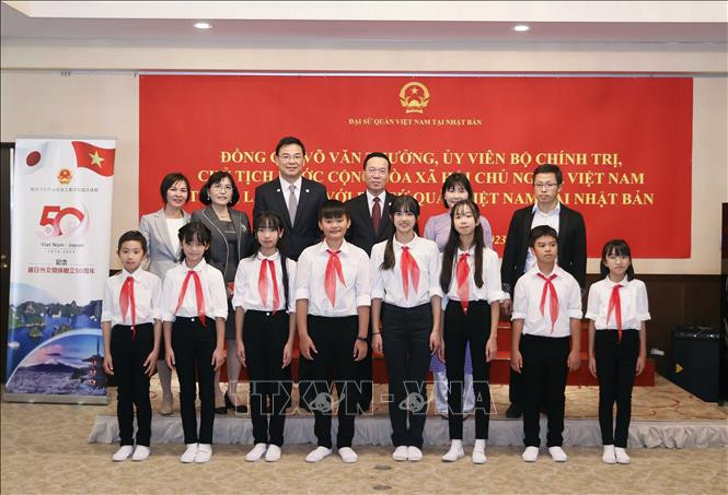 Chủ tịch nước Võ Văn Thưởng với các học sinh Việt Nam tại Nhật Bản. (Ảnh: Thống Nhất/TTXVN)
