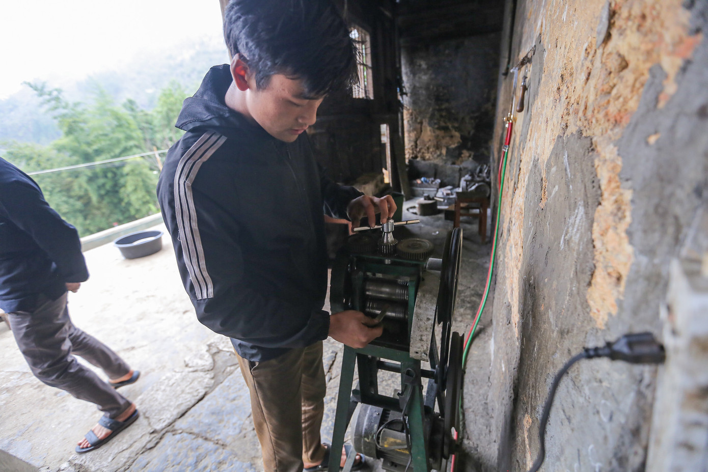 Tại góc hiên nhà cụ Sính là la liệt dụng cụ: bễ thổi, khuôn đúc, các loại dụng cụ cán, các loại búa, kìm và bộ đục chạm hoa văn. Mỗi người được phân công đảm trách một khâu để làm sản phẩm nhanh nhất có thể.