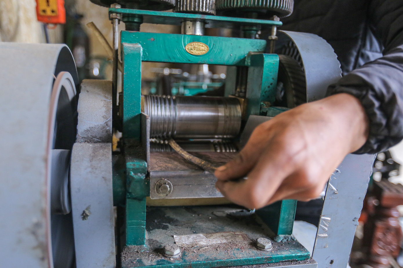 Ngày nay, ngoài những dụng cụ thủ công thô, các nghệ nhân đã được hỗ trợ bởi máy móc như máy cán, dập… giúp tiết kiệm thời gian, công sức cũng như tạo sản phẩm đẹp và chất lượng hơn.