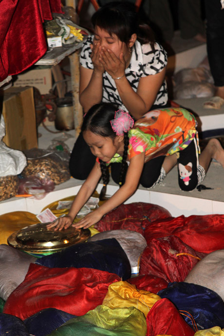 Khi bảo bình đã được đặt xuống rồi, nhiều người vẫn muốn chạm vào