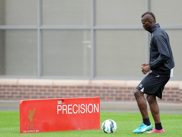 Balotelii buồn “rũ rượi” vì Liverpool thua Man City ảnh 5