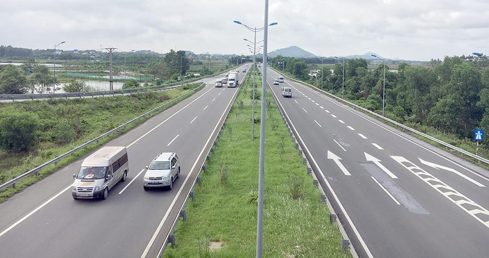 Bộ GTVT đang gấp rút hoàn thành các công việc cuối cùng để có thể chọn được nhà thầu đạt mục tiêu khởi công cao tốc Bắc - Nam giai đoạn 2 trong tháng 12 tới. Bộ GTVT đang gấp rút hoàn thành các công việc cuối cùng để có thể chọn được nhà thầu đạt mục tiêu khởi công cao tốc Bắc - Nam giai đoạn 2 trong tháng 12 tới.