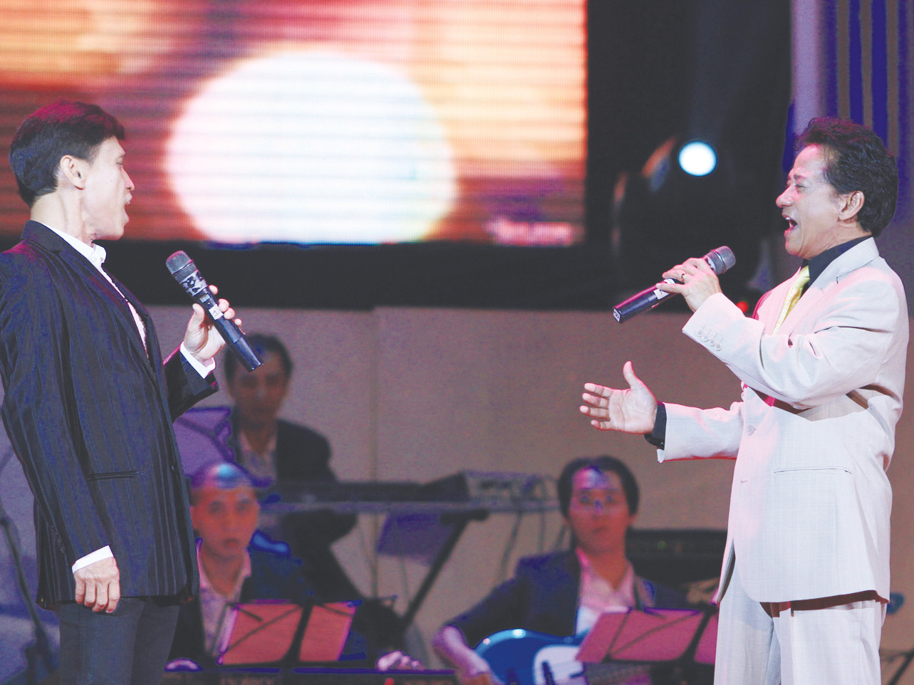 Chế Linh (phải) phải thay đổi bầu sô mới có cơ hội sớm trở lại Hà Nội. Ảnh N.M.Hà