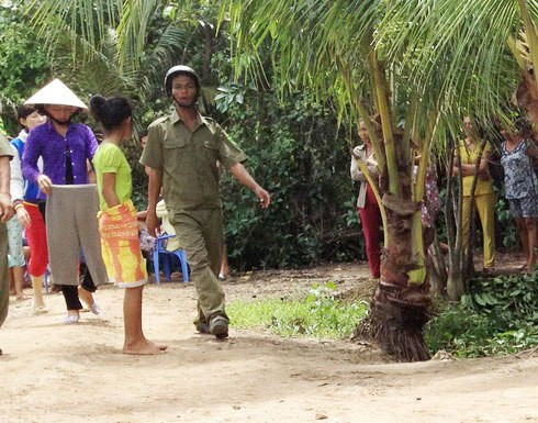 Người dân phải lấy vải che thân cô bé (áo xanh)