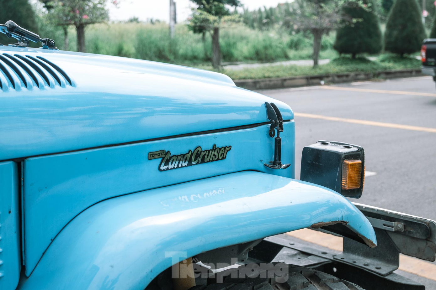 Toyota Fj40 thuộc dòng Land Cruiser được sản xuất từ năm 1960 đến năm 2001. Với thân xe truyền thống trên khung sườn SUV, hầu hết các Land Cruiser 40 series được chế tạo thành kiểu xe 2 cửa với kích thước lớn hơn một chút so với Jeep CJ tương tự. Ảnh: Phúc Lộc Nguyễn.