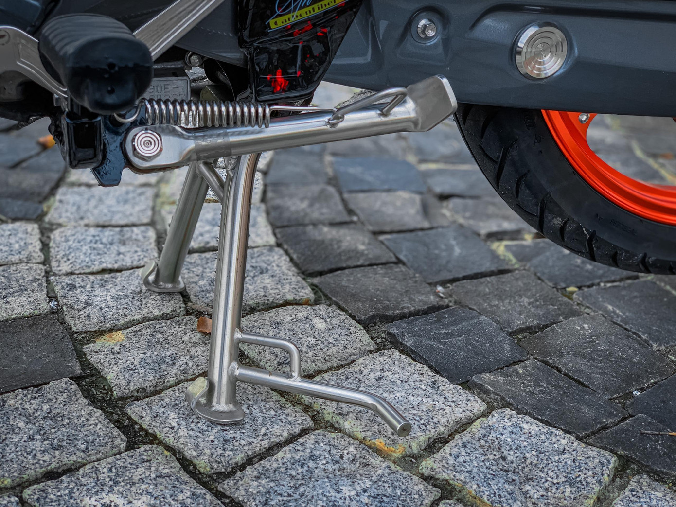 Bộ phận chân chống cũng được độ chắc chắn hơn. Bộ phận chân chống cũng được độ chắc chắn hơn.