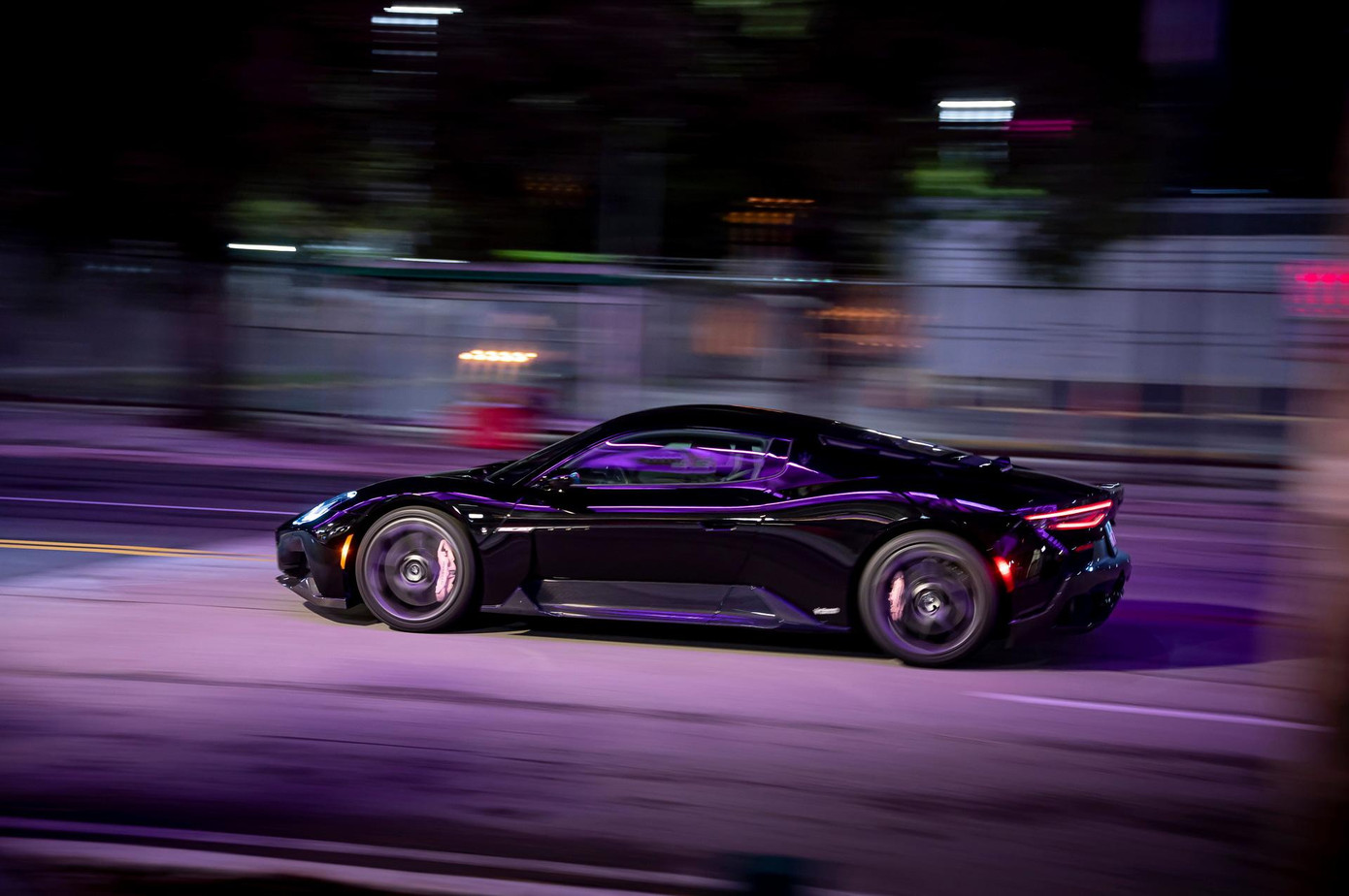 Chiếc xe mang màu chủ đạo của bộ đồng phục câu lạc bộ bóng đá do Beckham sở hữu. Chiếc xe mang màu chủ đạo của bộ đồng phục câu lạc bộ bóng đá do Beckham sở hữu.