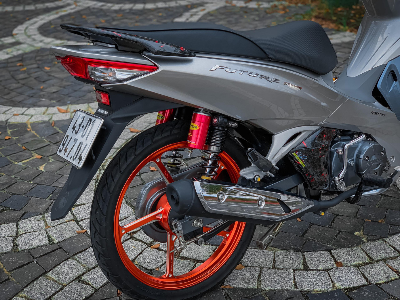 Rất nhiều linh kiện đắt tiền được trang bị trên chiếc xe. Rất nhiều linh kiện đắt tiền được trang bị trên chiếc xe.