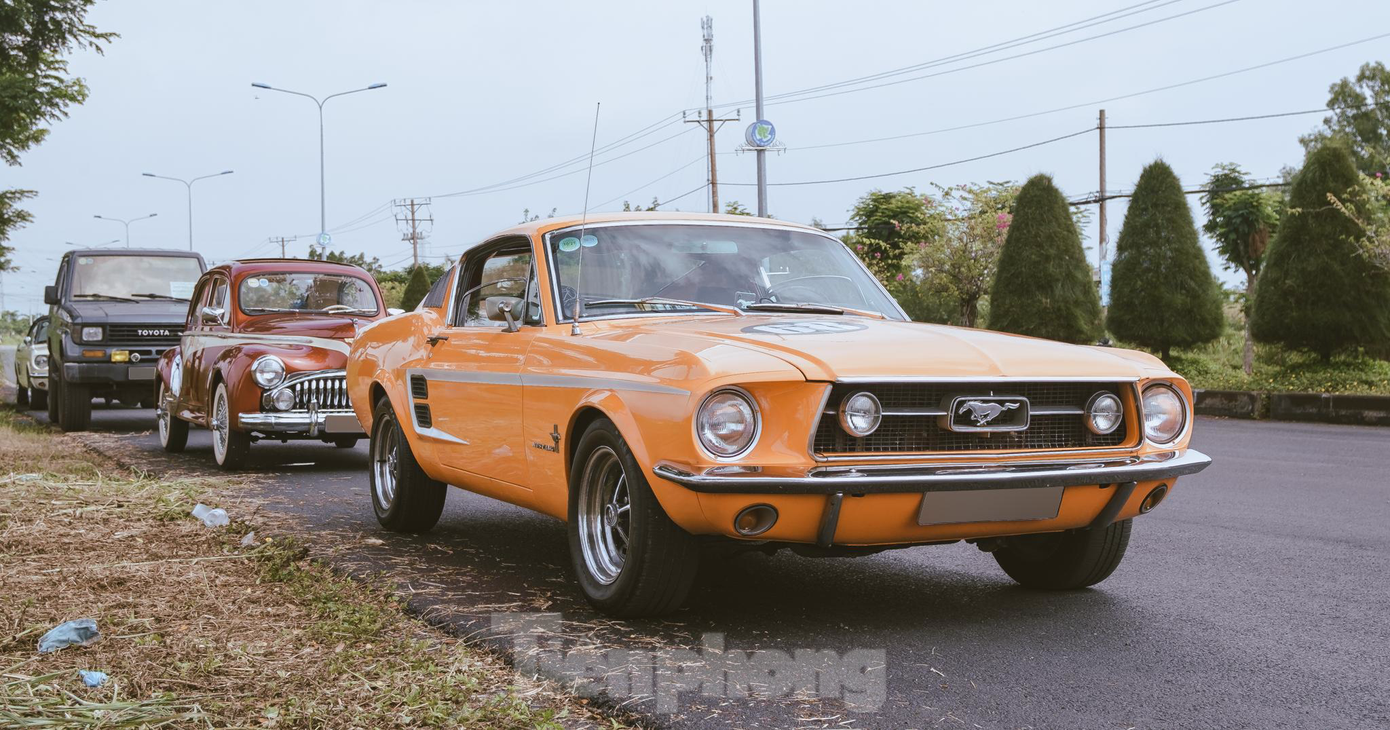 Sự xuất hiện của dàn xe cổ thu hút chú ý của nhiều người đi ngang qua. Từ trước ra sau là Ford Mustang Fastback 1967, Peugeot 203 1958, Toytota Landcruiser Fj40 đang đỗ cùng nhau. Ảnh: Phúc Lộc Nguyễn.