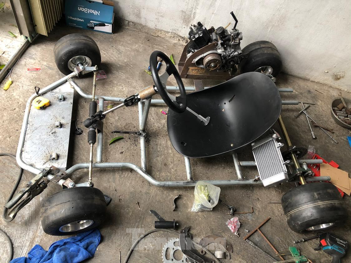 Khung xe chủ yếu sử dụng chất liệu sắt thép.