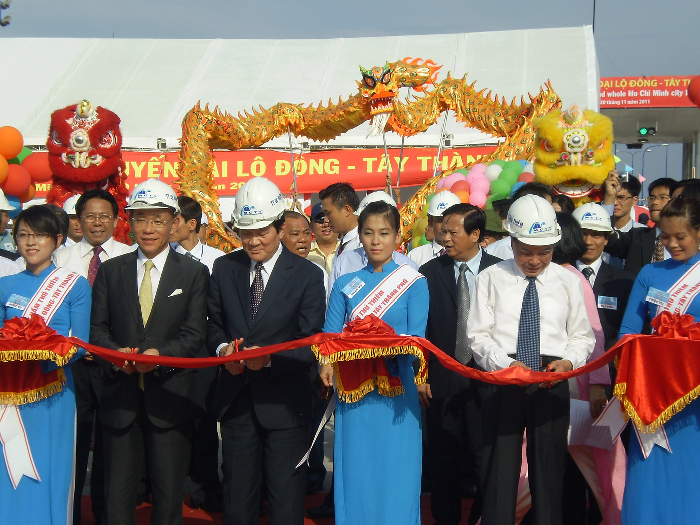 Chủ tịch nước Trương Tấn Sang cùng các đại biểu tham dự lễ thông xe