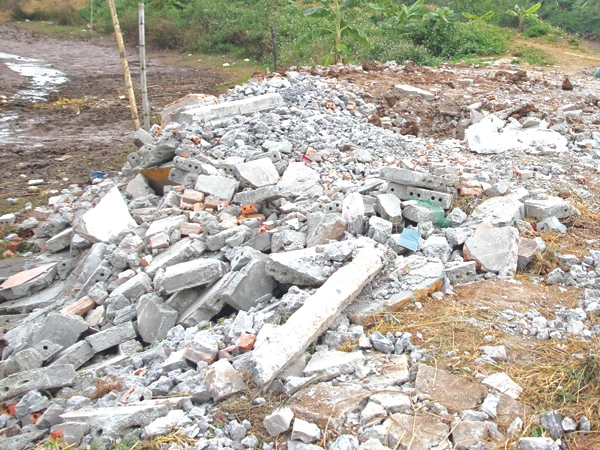 Ngôi nhà trông coi đầm bị cưỡng chế nhầm đã bị kéo sập