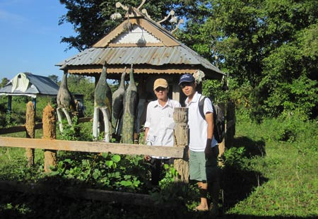 Tác giả bên ngôi mộ của một gru mất cách đây 2 năm