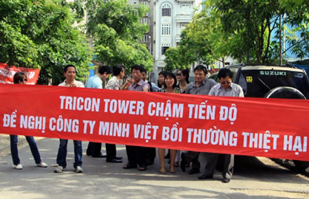 Khách hàng mua nhà tại dự án Spendora yêu cầu gặp trực tiếp chủ đầu tư dự án để đối thoại. Khách hàng mua nhà tại dự án Spendora yêu cầu gặp trực tiếp chủ đầu tư dự án để đối thoại