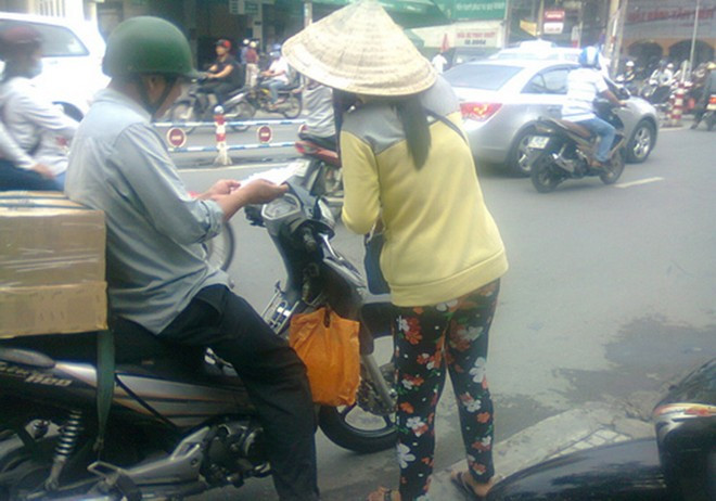 Người phụ nữ này chiều nào cũng cầm xấp vé số vài trăm tờ, khóc lóc để "câu" lòng thương hại của người đi đường. . Người phụ nữ này chiều nào cũng cầm xấp vé số vài trăm tờ, khóc lóc để