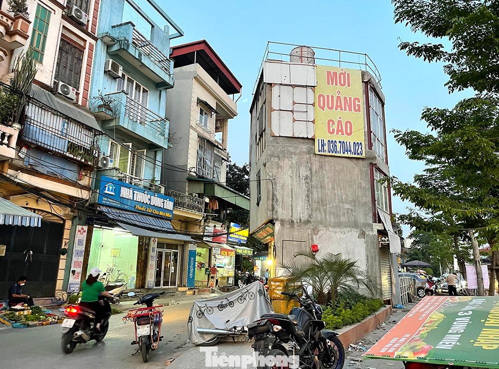 Căn nhà nói trên nằm đối diện số nhà 21, 23, 25 khu tập thể 128 C Đại La, phường Đồng Tâm, quận Hai Bà Trưng đã nhiều năm nay chưa được di dời.