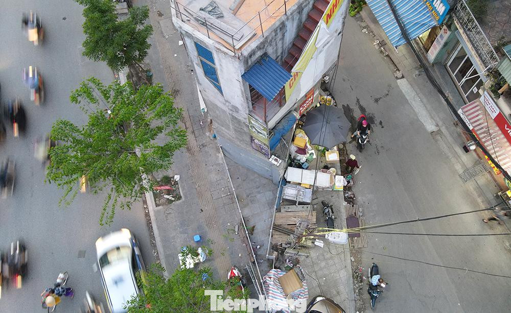 Anh V.T ở đối diện căn nhà cho biết: "Sau khi giải phóng mặt bằng, căn nhà này chiếm hết toàn bộ mặt đường, quanh căn nhà cho thuê để bán hoa quả, vé số... và cũng là nơi tập kết rác gây ô nhiễm và mất mỹ quan".