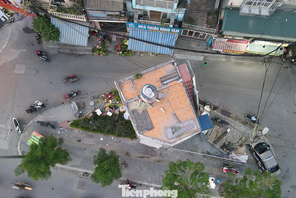 Phó Chủ tịch UBND phường Đồng Tâm Đinh Đức Hiếu cho biết: “Ngôi nhà được quản lý theo nguyên trạng, nằm ngoài chỉ giới giải phóng mặt bằng, diện tích trên 15m2 nên được tồn tại. Trong khi đó, theo quy định của thành phố, dự án công trình trọng điểm vành đai 2, phải dưới 15m2 thì mới thu hồi; nếu các hộ dân kiến nghị thì chỉ lắng nghe tổng hợp và báo cáo lên cấp trên”.