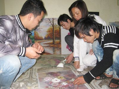 Hướng dẫn học viên làm tranh Ảnh: Lưu Trinh