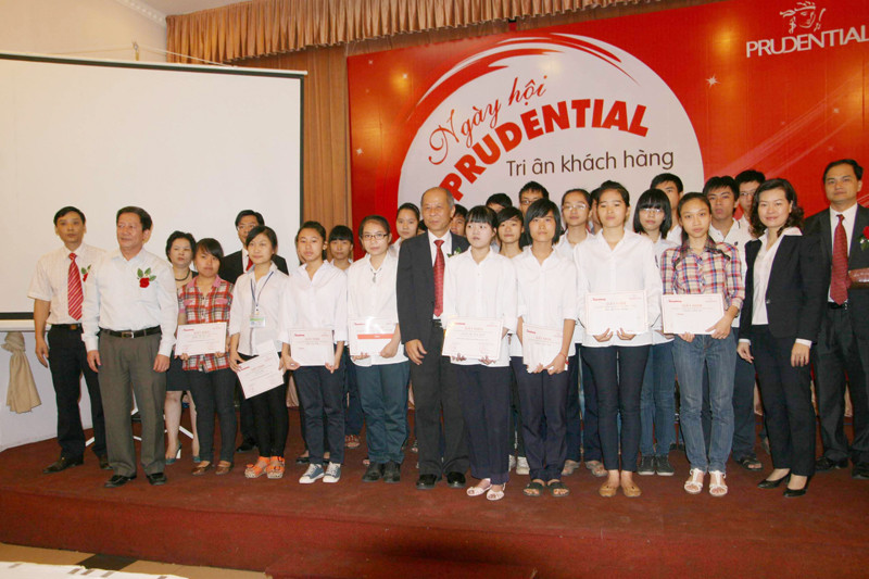 Toàn cảnh sân khấu lễ trao học bổng - Ảnh: Trung Hiền