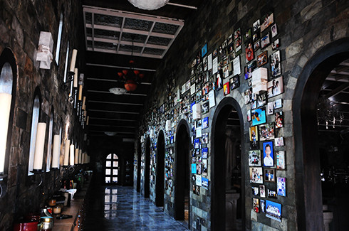 Khu vực bài trí đồ lưu niệm của gia đình