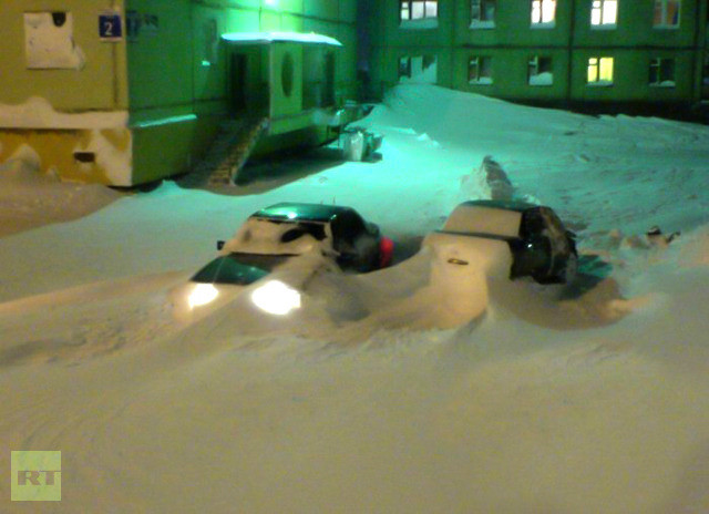 Tuyết rơi dày buộc hầu hết các loại phương tiện giao thông bất động. Tuyết rơi dày buộc hầu hết các loại phương tiện giao thông phải năm yên