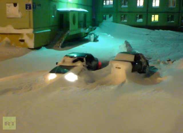 Tuyết rơi dày buộc hầu hết các loại phương tiện giao thông phải năm yên 