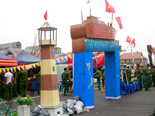 Một cổng trại thể hiện sự sáng tạo của các bạn trẻ trường Cảnh sát: Hình ảnh con tàu và ngọn đèn hải đăng