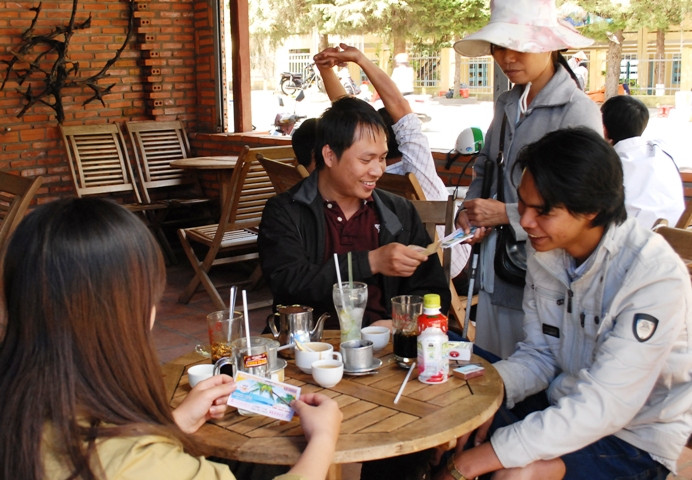 Bán được một tấm vé thôi cũng mừng vui lắm lắm