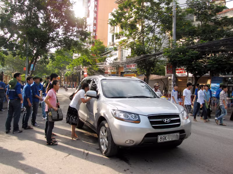 Ngoài ra, nhiều thí sinh từ các tỉnh xa cũng được bố mẹ lo lắng đưa đón tận nơi. Ảnh: Tuấn Nguyễn