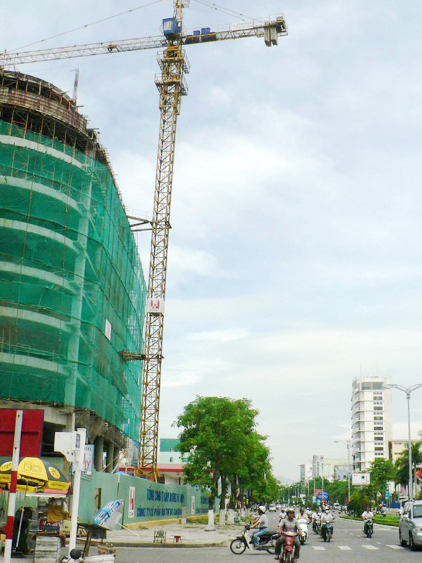 Cần cẩu tháp tại công trình Trung tâm bưu chính liên tỉnh quét gần hết một bên lòng đường Nguyễn Văn Linh (TP Đà Nẵng) do TCty XDHN thi công. Ảnh chụp sáng 21-7. Ảnh: N.H