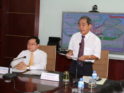 Phó TGĐ EVN SPC, ông Hồ Quang Ái (đứng) phát biểu tại lễ phát động cuộc thi viết “Tiết kiệm điện 2013”. Phó TGĐ EVN SPC, ông Hồ Quang Ái (đứng) phát biểu tại lễ phát động cuộc thi viết “Tiết kiệm điện 2013”