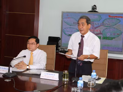 Phó TGĐ EVN SPC, ông Hồ Quang Ái (đứng) phát biểu tại lễ phát động cuộc thi viết “Tiết kiệm điện 2013”