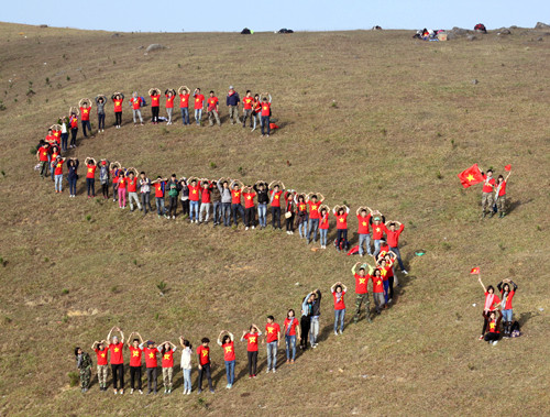 Chữ S khổng lồ được 80 thành viên nhóm phượt xếp thành trên cao nguyên Đồng Cao, Bắc Giang. Ảnh: NVCC
