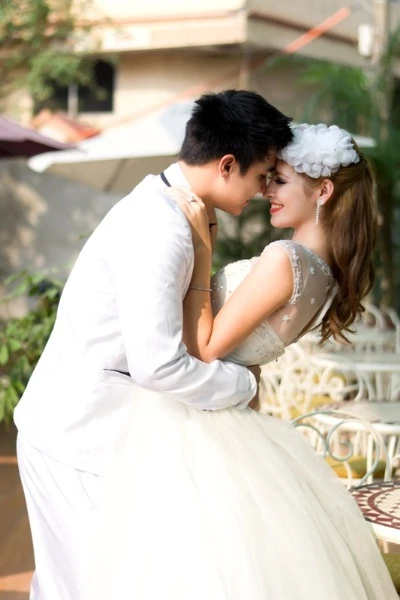 Andrea và bạn trai Baggio vừa thực hiện bộ ảnh cưới thời trang rất tình tứ