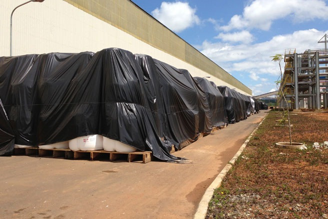 Hiện nhà máy đang sử dụng 1.565 người, trong đó nhà máy alumina 1.131, xí nghiệp mỏ tuyển 358 người, văn phòng công ty 76 người. Trong ảnh, hàng trăm tấn alumina được tập kết, che đậy bên trong khu vực nhà máy, chờ khách hàng đã ký hợp đồng đến tiếp nhận